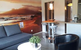 AMELAND-Appartement TIME-OUT, eigen KEUKEN, Zonnig TERRAS, Verwarmd ZWEMBAD , nabij DORP, DUINEN en STRAND